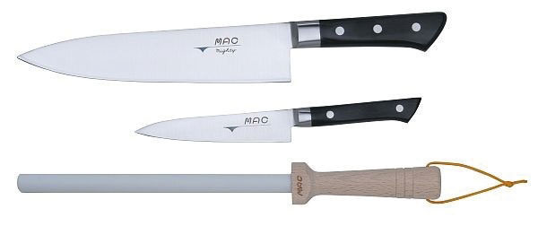Japonské nože od značky MAC sa vyznačujú vysokou kvalitou a presnosťou. Trojdielna súprava obsahuje nôž šéfkuchára (dĺžka 21 cm), kuchynský nôž (dĺžka 12,5 cm) a keramickú ocieľku na brúsenie. Dostupné na www.bellatavola.sk.