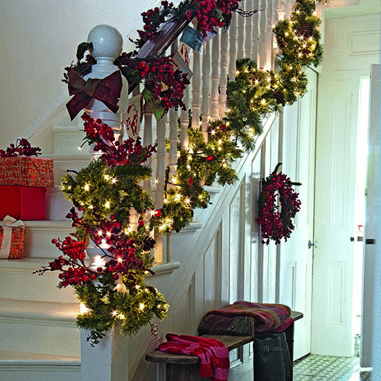 Biele drevené schodisko s vianočnou výzdobou