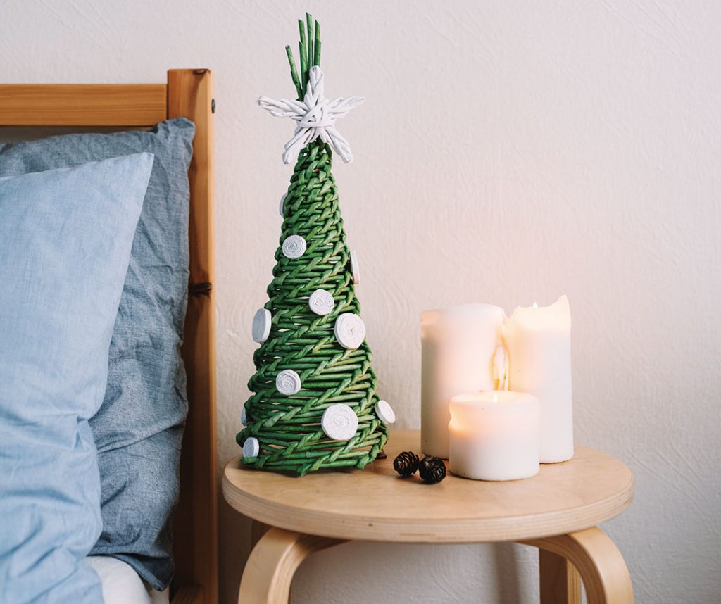Pletený papierový stromček navodí vianočnú atmosféru aj tam, kde nie je miesta nazvyš