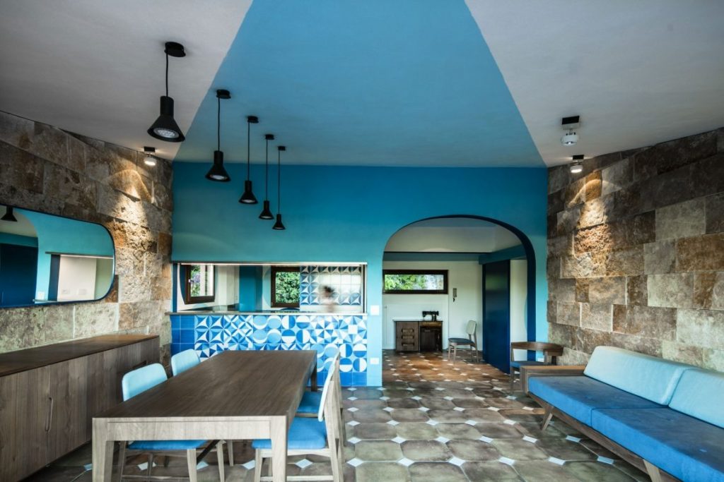 Ak máte radi modrú, tento interiér si zamilujete!