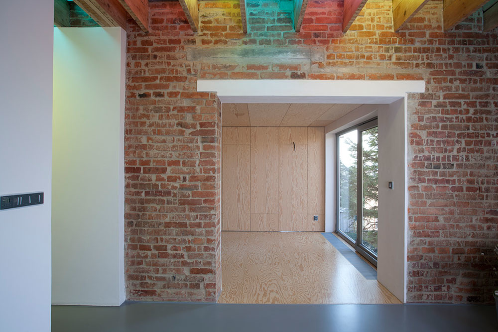 Obrátený dom v Zlíne: Takto pestro vyzerá interiér baťovského poldomu