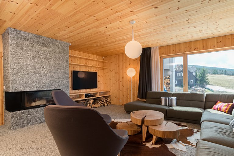 Montovaná drevostavba ako chata na starý štýl: Aj vy si takto predstavujete dokonalý relax?