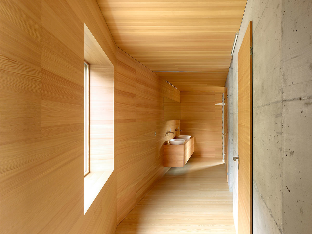 Architekti nechali naplno prehovoriť betón a drevo: Výsledkom je minimalistická chata s nezvyčajným interiérom!