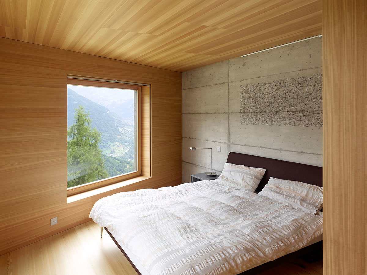 Architekti nechali naplno prehovoriť betón a drevo: Výsledkom je minimalistická chata s nezvyčajným interiérom!
