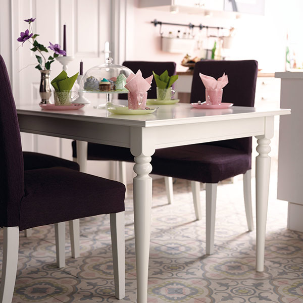 Rozkladací stôl Ingatorp pre štyri až šesť osôb, predáva IKEA
