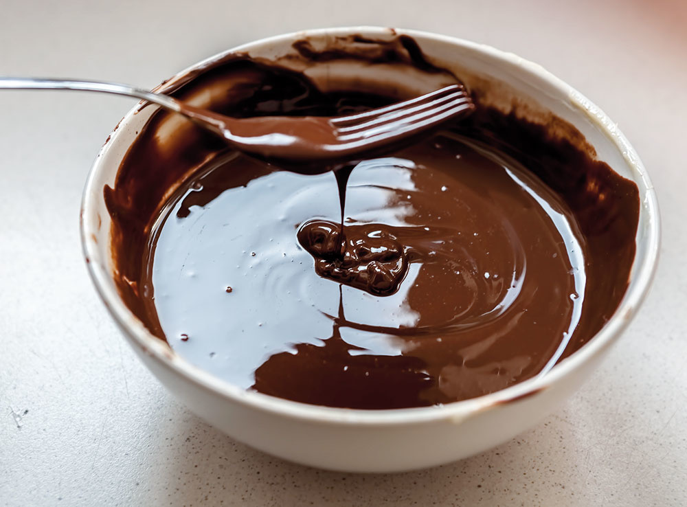 čokoláda získa lesk, ak ju vo vodnom kúpeli zmiešate s Cerou (cca 70 g tuku na 200 g čokolády)