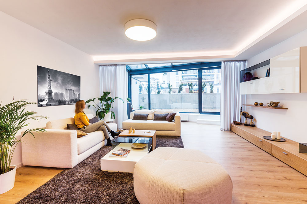 Farebne je interiér bytu ladený v univerzálnej neutrálnej kombinácii bielej a drevených prvkov. Takto zariadený priestor možno jednoducho dotvoriť pomocou doplnkov v rôznych odtieňoch podľa vkusu či sezóny.