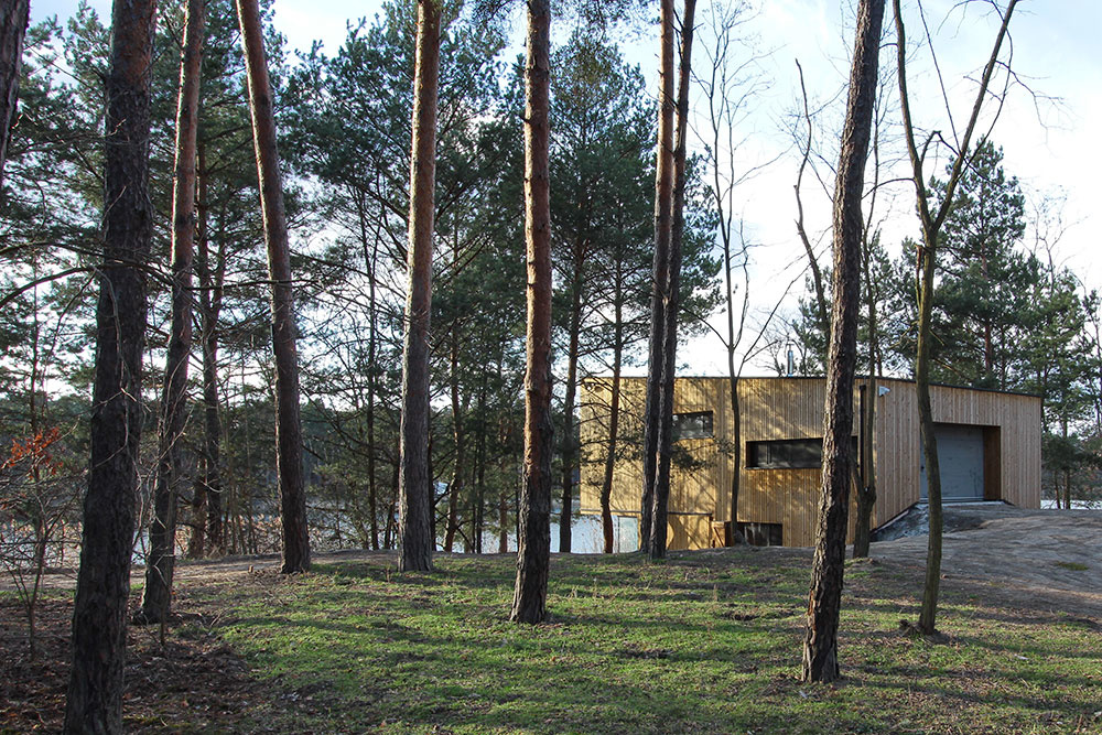 V borovicovom lese na Záhorí majú modernú chatu ako druhý domov