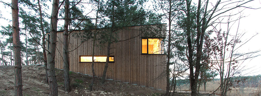 V borovicovom lese na Záhorí majú modernú chatu ako druhý domov