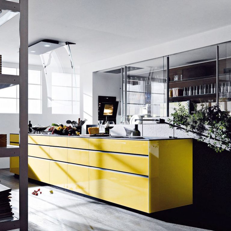 Značka Valcucine ponúka širokú ponuku rozmanitých riešení do každej kuchyne vrátane rôznych netradičných možností – u nás menej používané materiály, napríklad sklo a vzory na dvierkach. Predáva Zeno Showroom Bratislava a Košice.