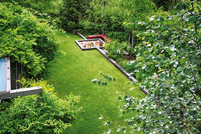 Minimalistická záhrada pri rodinnom dome vyhovuje rodičom aj ich deťom