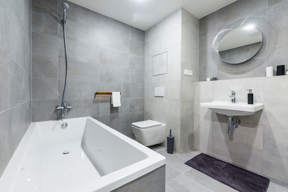 Vybavenie kúpeľne si, rovnako ako podlahy či dvere, môžu klienti vybrať z ponuky štandardov, v rámci ktorých je k dispozícii viacero typov zariadenia, farieb či dekorov. Z rovnakej ponuky vyberali aj architekti pri zariaďovaní vzorových bytov.