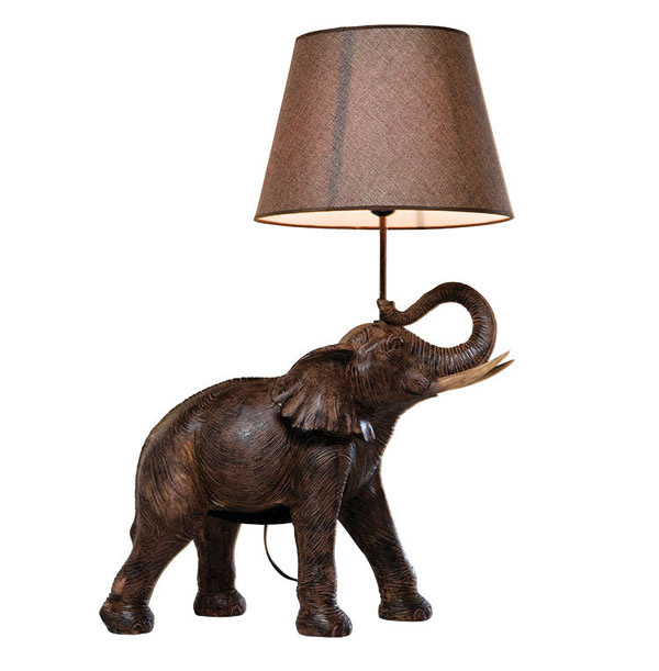 STOLOVÁ LAMPA Elephant Safari v koloniálnom štýle z polyresinu a ľanu. Motív tohto majestátneho a múdreho zvieraťa sa bude pekne vynímať v každej obývačke, kancelárii či pracovni. 52,3 × 73,5 × 33 cm, Kare, Lightpark