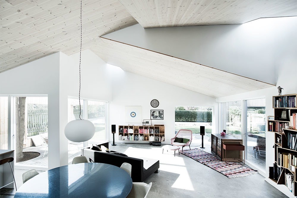 Mozaika izieb, terás a ich striech: Moderný strechový dom ponúka zážitok zo svetla