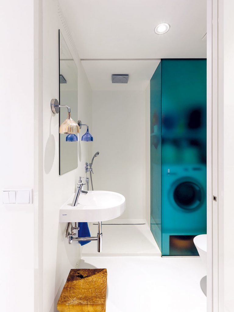 Čím menšia kúpeľňa, tým väčšmi by mala byť striedma. Umývadlo bez spodných skriniek vytvorí vizuálne vzdušnejší dojem, a teda akosi podvedome budete mať pocit, že i svetla je viac. Odkladacie priestory, o ktoré ste takto prišli pod umývadlom, vám vynahradí zrkadlová alebo obyčajná nástenná skrinka.