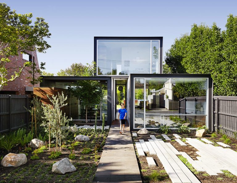 Udržateľný rodinný dom z miestnych materiálov, v ktorom sa zrkadlí prostredie