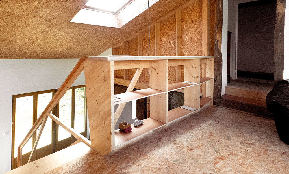 Skromná drevená prístavba k rodinnému domu sa napriek nízkemu rozpočtu vydarila!