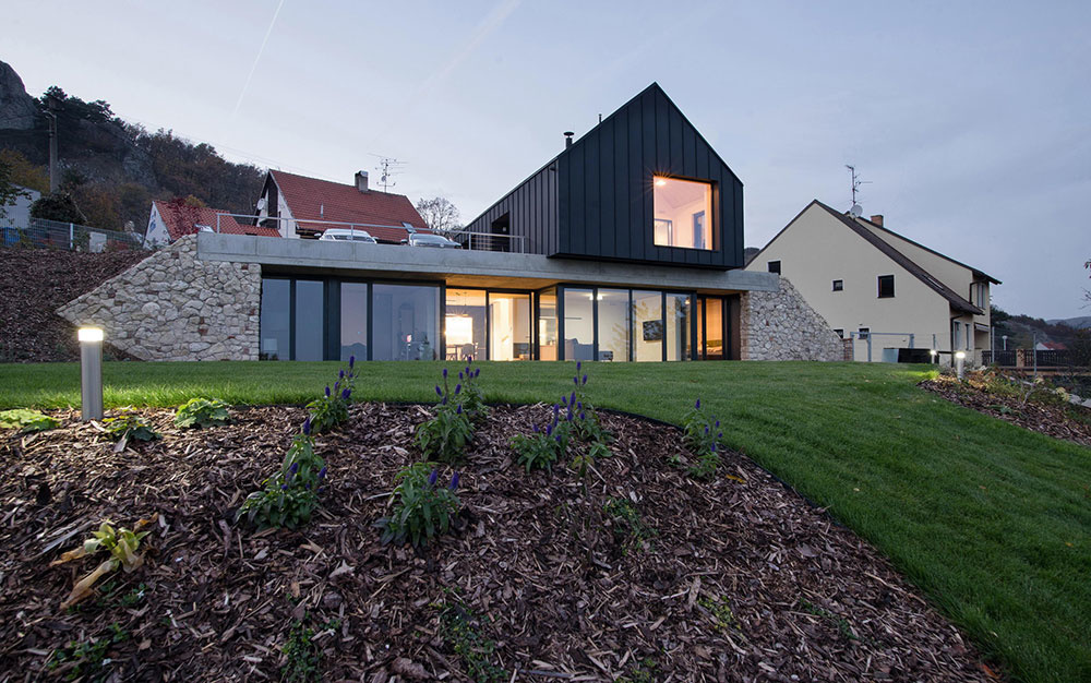 Dom postavený z dvoch domov: Spôsob, ako sa dodržať prísne normy a vyjsť v ústrety majiteľom