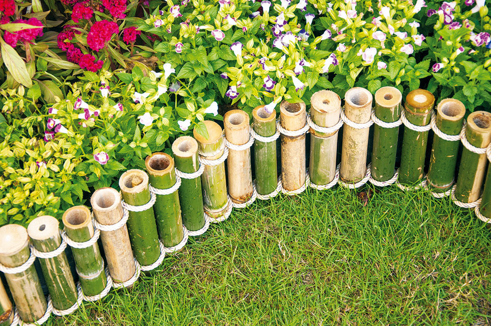 V záhrade vytvorenej v štýle ázijských záhrad sa uplatnia záhonové okraje z bambusu. Do priestoru tak vnesú trochu exotiky. Aby takéto lemovanie dokonale zapadlo do prostredia, nekombinujte bambusový plôtik s dreveným. 