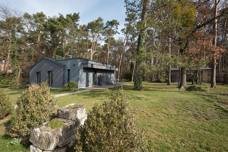 Rekonštrukcia chaty z päťdesiatych rokov: Premena na minimalistický rodinný dom