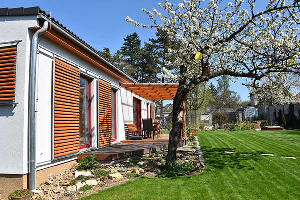Sympatický menší domček pod rozkvitnutou čerešňou vyrástol na mieste pôvodnej chaty
