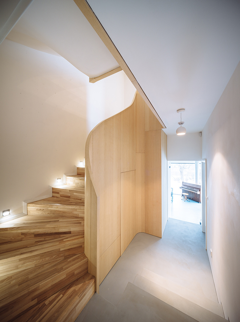 Dominantou interiéru je schodisko z jaseňového dreva