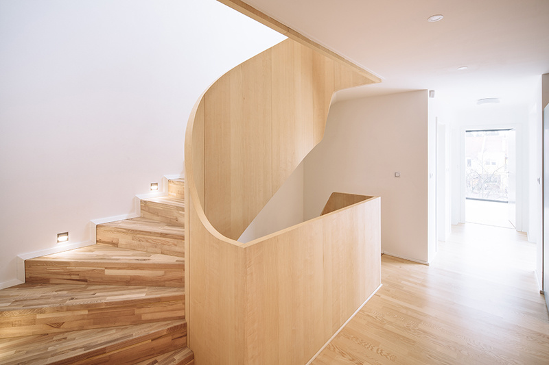 Dominantou interiéru je schodisko z jaseňového dreva