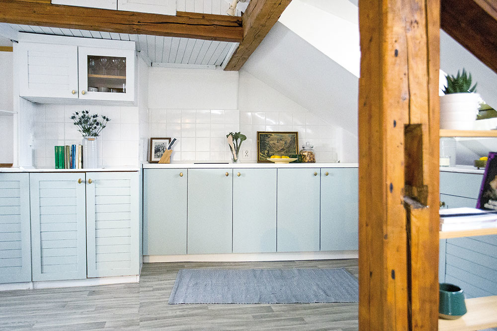 Jemné pastelové tóny určujú charakter celého interiéru. Pôvodne biele dvierka kuchynskej linky natrel dizajnér sivozelenou farbou, ktorú využil aj v ďalších priestoroch bytu.