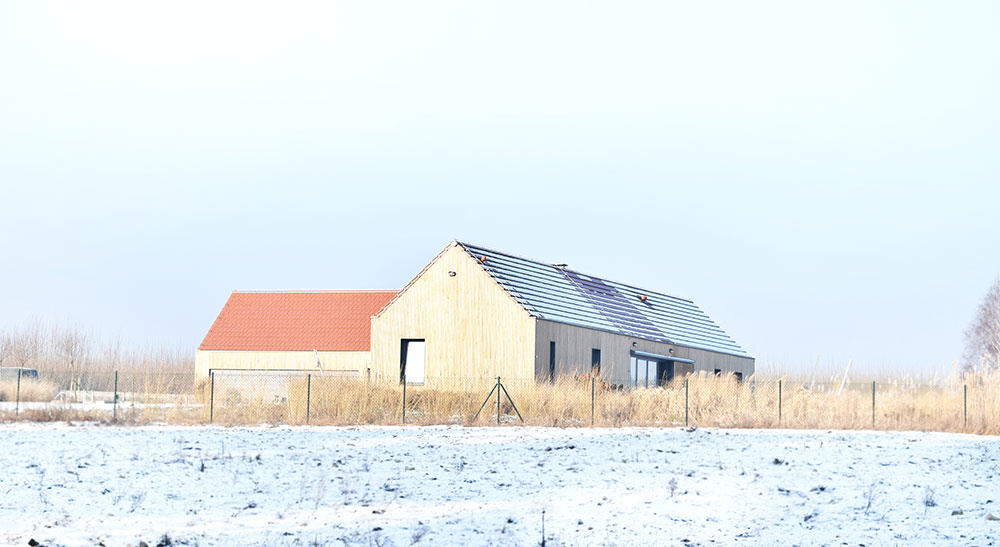 Jednopodlažný pasívny dom odkazuje na typické vidiecke osídlenia