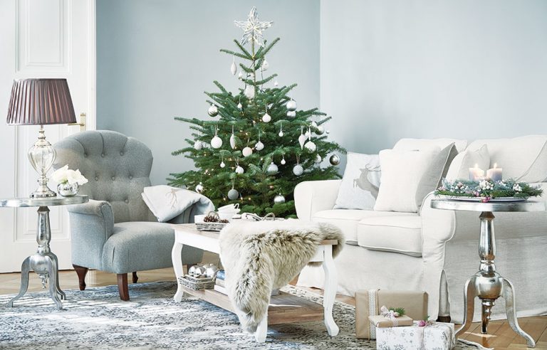 Vianočná obývacia izba v jednoduchom prírodnom štýle