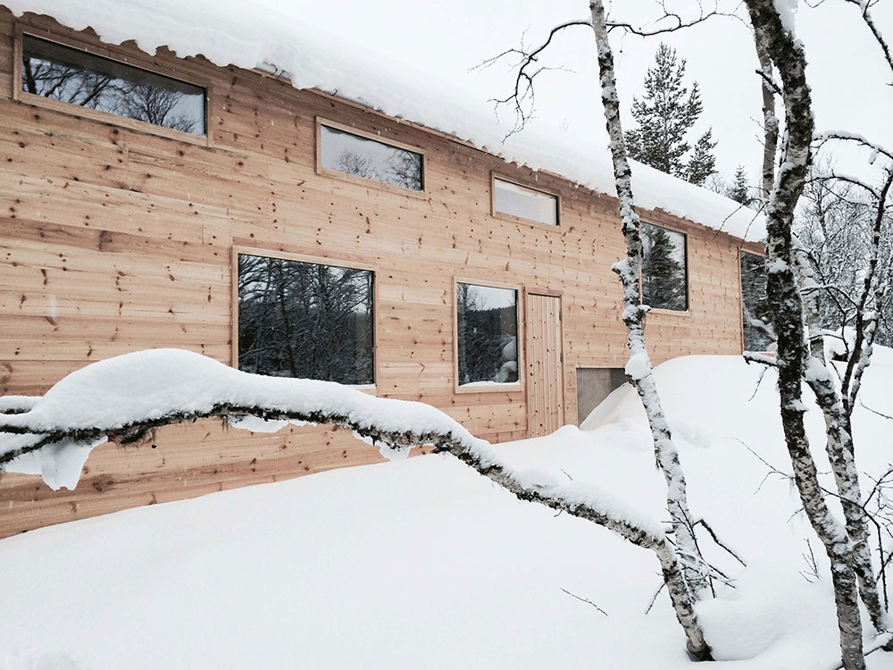 V jednoduchosti je krása: Nenápadná drevená chata s pokorou k prostrediu