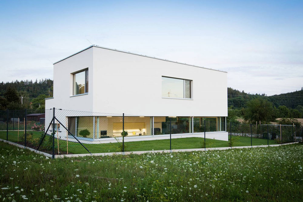 Čistý kubický tvar a biela farba: Rodinný dom v dokonalom súlade