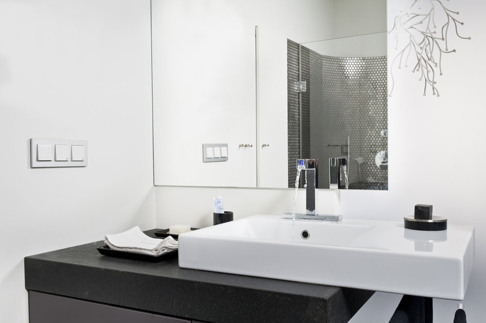 Najnovší trend v kúpeľni: Čierno-biela kombinácia s mosadznými doplnkami