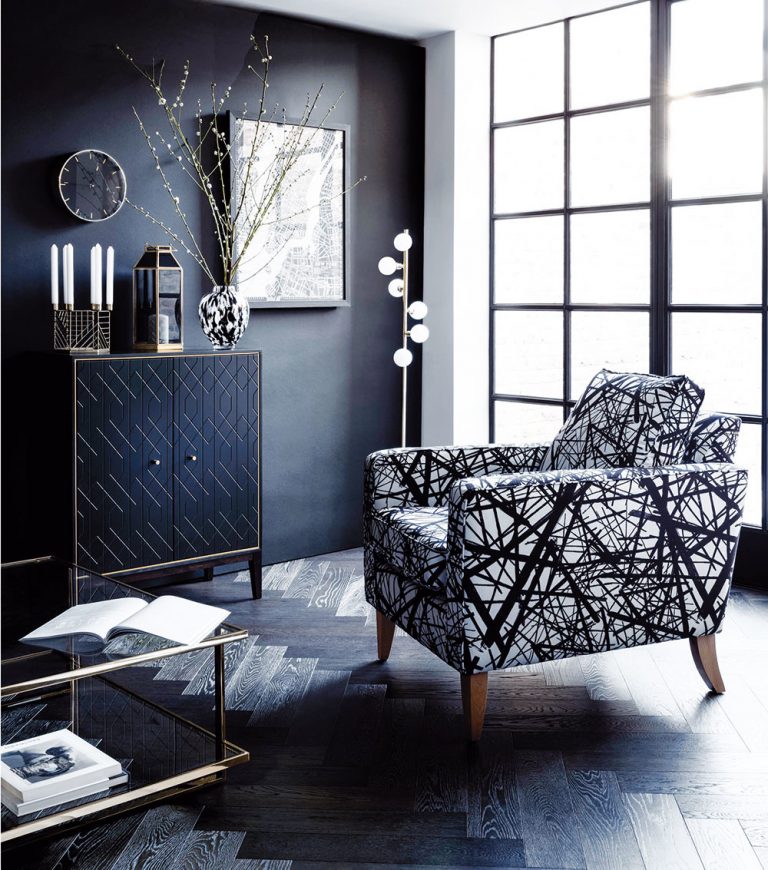 Štýl 2 Čierna  Vyblednutá čierna, tzv. Black Flame, je ostrá, sofistikovaná, ale i dramatická a ponúka zaručený spôsob, ako vytvoriť luxus v interiéri. Výborne sa kombinuje s bielou, zlatou, ale aj s tyrkysovou.