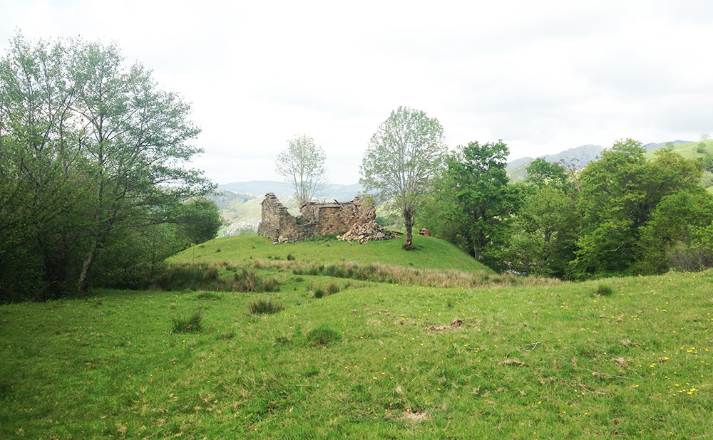 Pasívny dom s kamennou fasádou a veľkými preskleniami vyrástol na mieste totálnych ruín