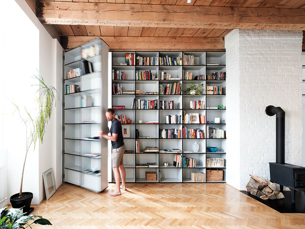 Štýl 6 OTVÁRACIA  Architekt Peter Jurkovič si v tomto prípade splnil detský sen o „tajných dverách v knižnici“. Vchádza sa nimi do spálne a vstavaná knižnica tvorí zároveň akúsi hranicu medzi dennou a nočnou zónou bytu.