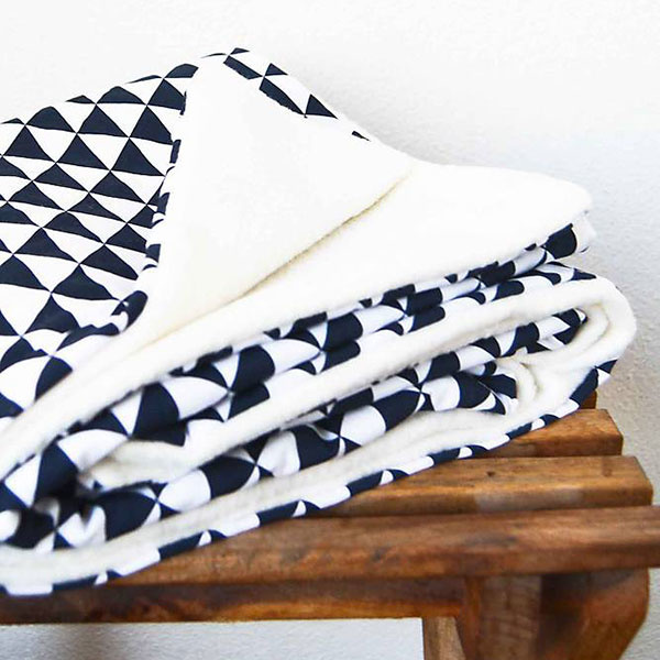 Hrejivá deka, bavlna a jemný flís s antipillingovou úpravou, 70 × 90 cm, 17,00 €, www.sashe.sk/_papi