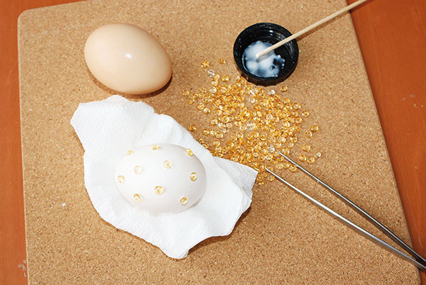 Vyrobte si spolu s deťmi veľkonočné sliepočky z vajíčok