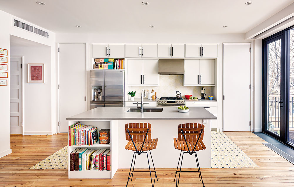 NA KNIHY NARAZÍTE v celom dome. Dokonca i v kuchyni, ktorá je oproti zvyšku interiéru zariadená pomerne striedmo. Neutrálnu bielu linku príjemne dopĺňajú drevené barové stoličky.