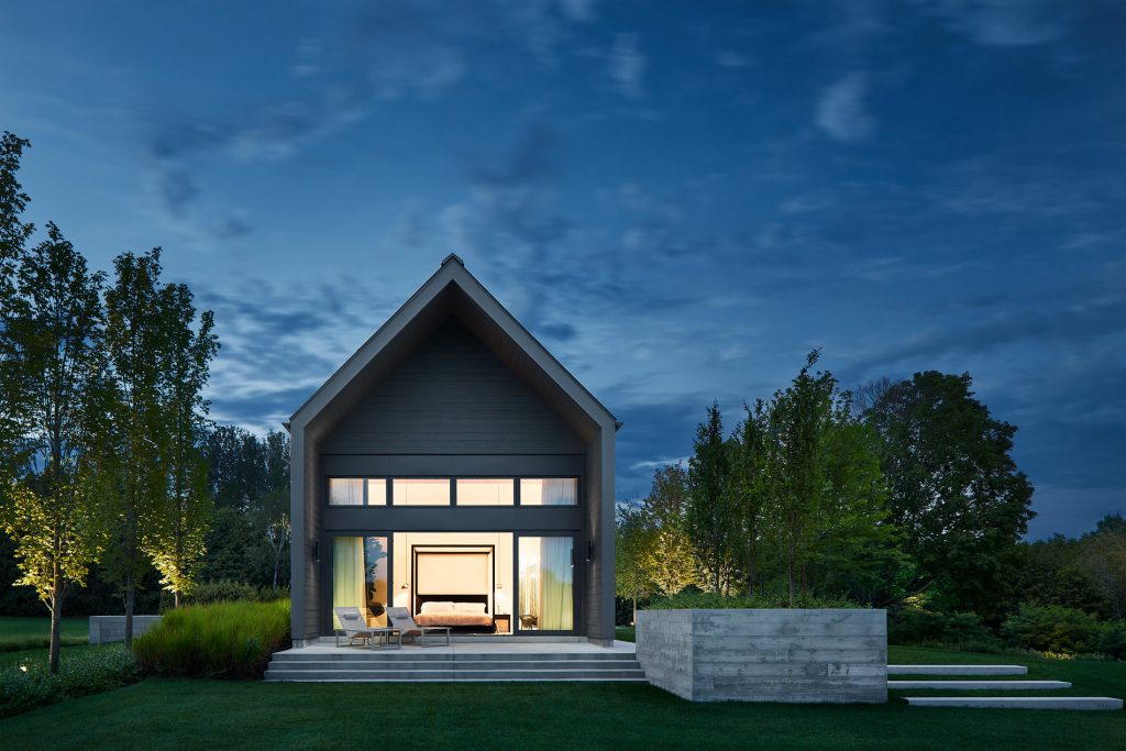 Moderná interpretácia ľudovej architektúry: Štíhly rodinný dom prepojený s prírodou