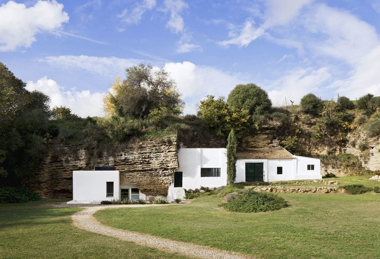 Návrat do jaskyne: Španielski architekti vytvorili jedinečný dom v skale