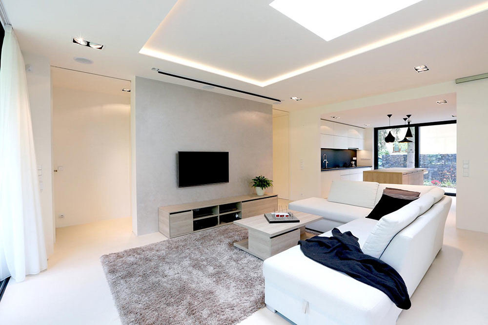 obývacia izba s bielou sedačkou a sivým behúňom