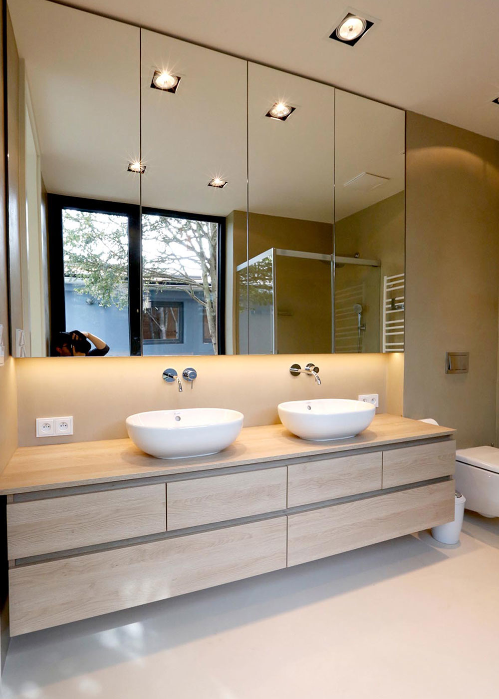 priestranná kúpeľňa s dvomi umývadlami a veľkými zrkadlami