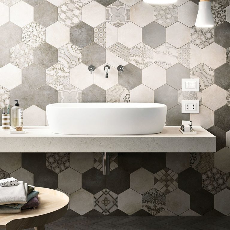 Elegantná geometria obkladov značky Marazzi pôsobí hravo a zároveň vkusne doplní moderný alebo škandinávsky interiér. Geometrický motív aplikovaný od podlahy po strop dokáže obyčajnú kúpeľňu povýšiť na miesto dýchajúce originalitou. Vzor by mal pokryť stenu v plnom znení, čo v praxi znamená, že by ste ho nemali neočakávane rezať.