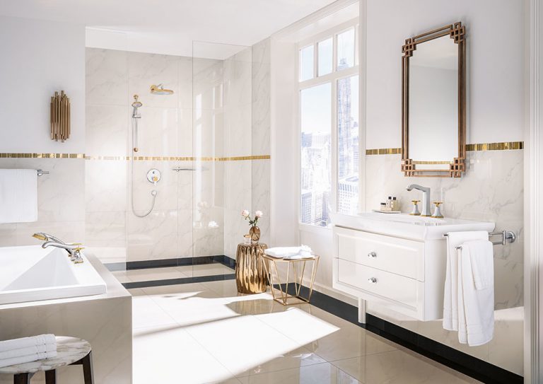 ŠTÝL 5 Honosný glamour  Prepychový vzhľad je pre tých, čo túžia po troške luxusu. Hodí sa najmä tam, kde je veľa priestoru a svetla. Podlahy sú dláždené a hladké, nesmie chýbať veľké zrkadlo z obdobia secesie a celému priestoru dominuje sprcha s luxusnou sprchovacou hlavicou. Ak nemáte dostatok prostriedkov na drahé materiály, jestvuje množstvo cenovo dostupných napodobenín.