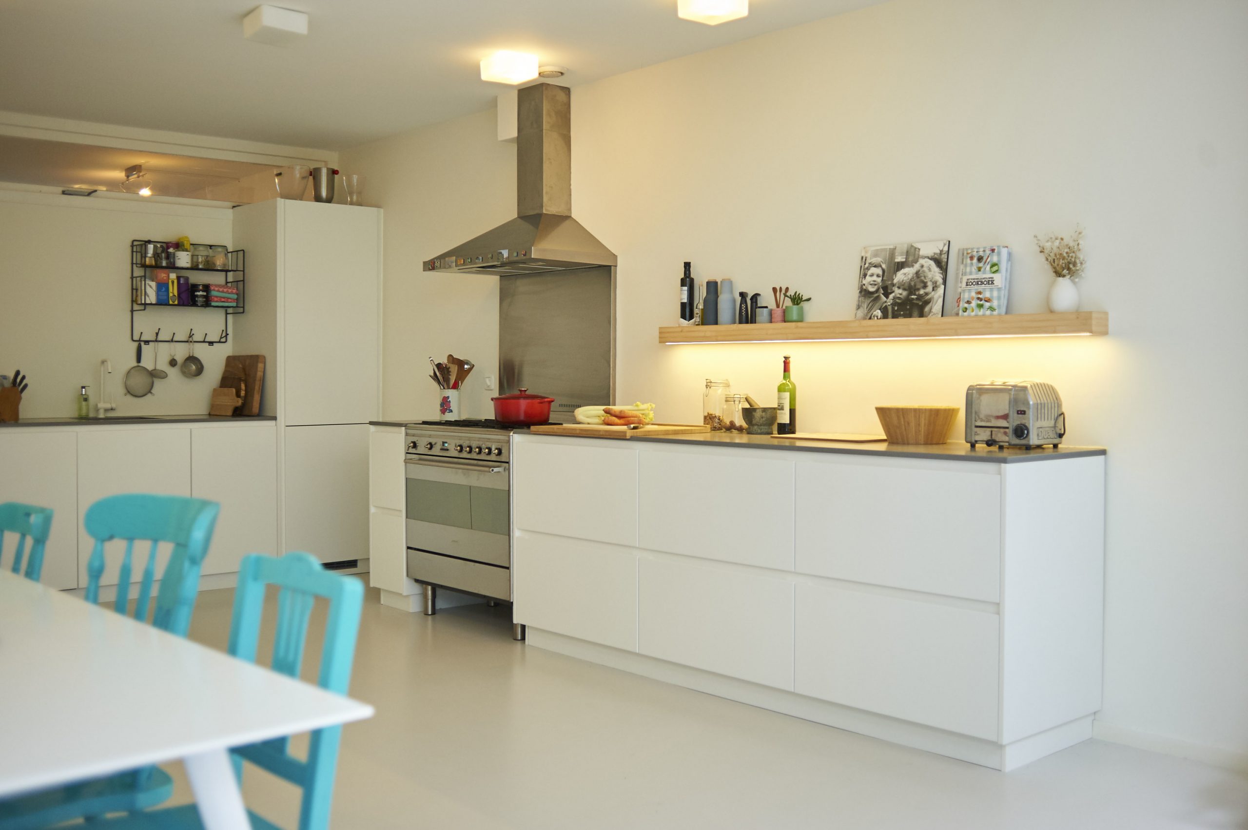 K jednoduchej kuchynskej linke v bielom prevedení sa tyrkysové stoličky výborne hodia ako doplnok.