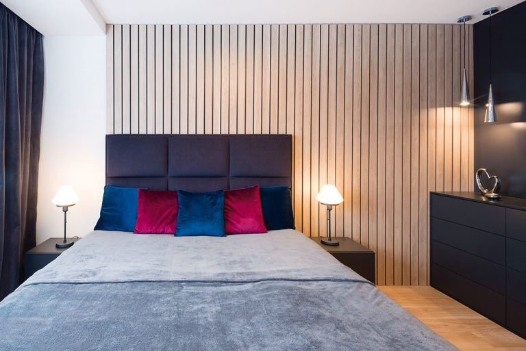 Takmer všetok nábytok v byte je vyrobený na mieru stolárskou firmou Femos. Výnimkou nie je ani pohodlná celočalúnená posteľ.