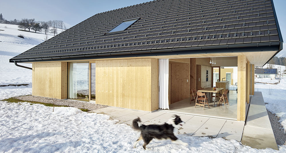 Rodinný dom postavený z troch materiálov: drevo, betón a sklo
