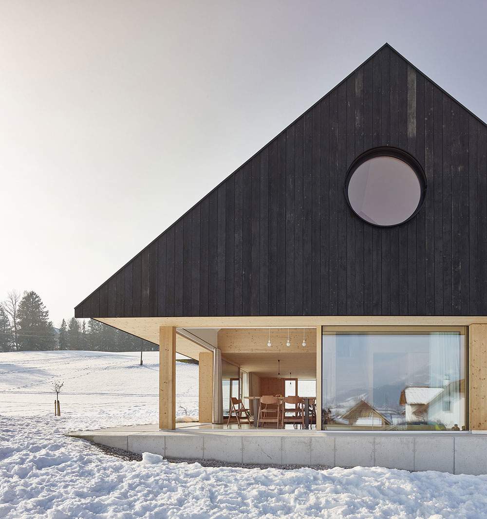 Rodinný dom postavený z troch materiálov: drevo, betón a sklo