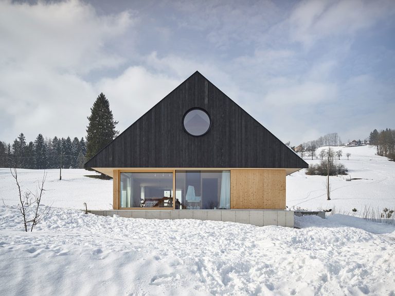 Rodinný dom postavený z troch materiálov: drevo, betón a sklo